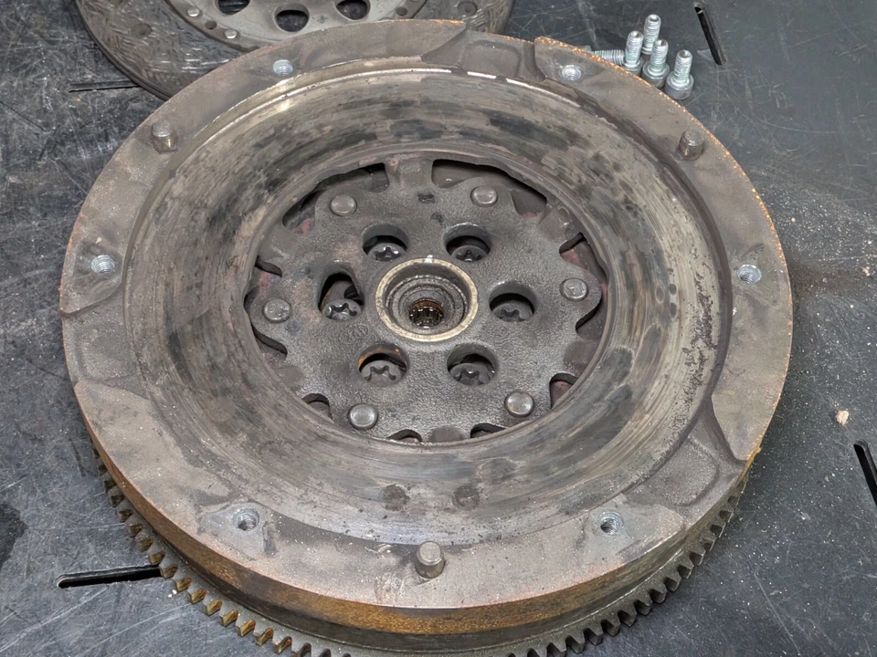 BMW E8X 135I E9X 335I F10 535I MANUAL TRANSMISSION CLUTCH & FLYWHEEL KIT SET OEM - Image 2 of 4