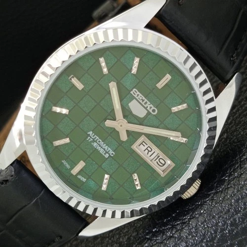 AUTOMATIC VINTAGE SEIKO 5 REFURBISHED JAPAN MENS GREEN DIAL WATCH a440354-1