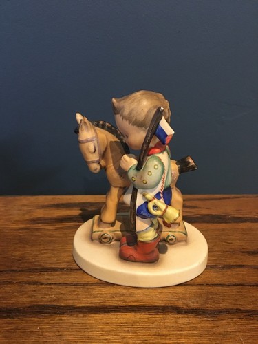Goebel Hummel - Prayer Before Battle 2/ box #20 - TMK 1 - 1937-49 -4.5"H x 3.5"L