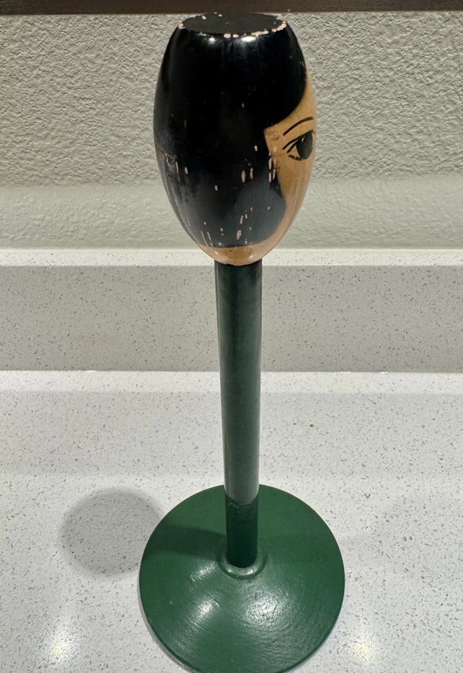 RARO SOMBRERO DE MADERA VERDE PINTADO A MANO VINTAGE SOPORTE DAMA ALETA AÑOS 20 ART DECO Foto 3 de 4