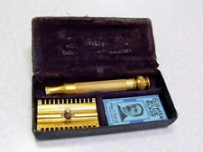 Gillette 1930's "NEW" Style Short Comb Double Edge Safety Razor Set  CLEAN