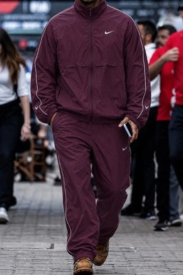 Nike Solo Swoosh Woven Tracksuit Trainingsanzug Weinrot Dark Pony XL FB8622-681