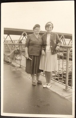 Hamburg 1963 Port Landungsbücken - Two Ladies Wiesbaden - Private Photocard