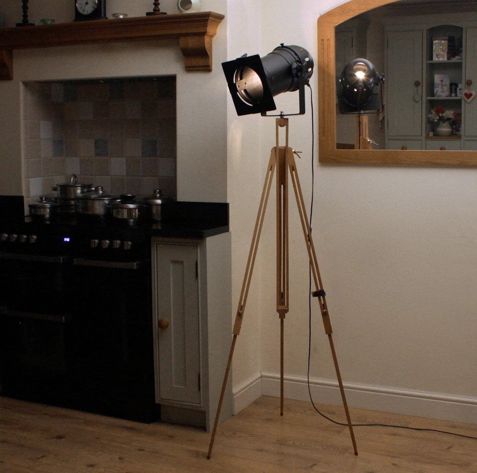 Lâmpada de assoalho retrô chique - holofote longo palco teatro e tripé de madeira - Imagem 4 de 4