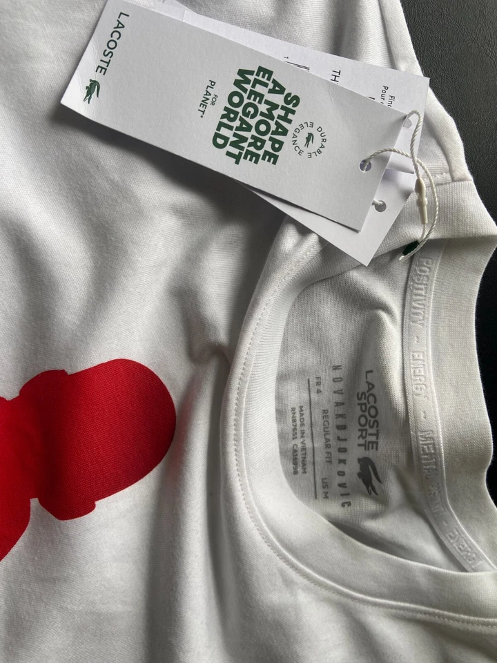 CAMISETA DE TENIS LACOSTE FIRMADA POR NOVAK DJOKOVIC US FRANCH OPEN 2024 ¡WIMBLEDON JSA! Foto 3 de 4