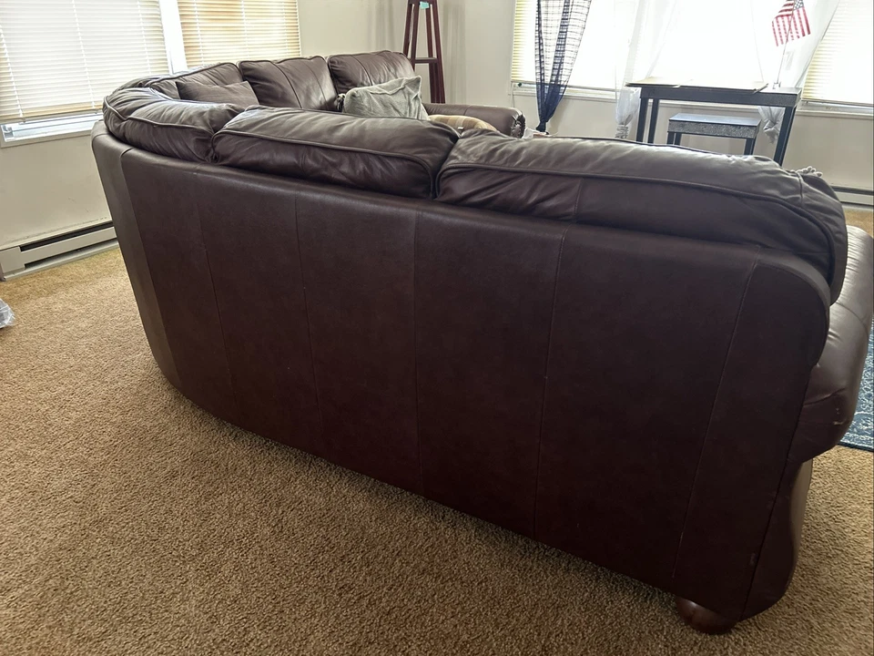 Sofá seccional curva de cuero marrón Foto 2 de 2