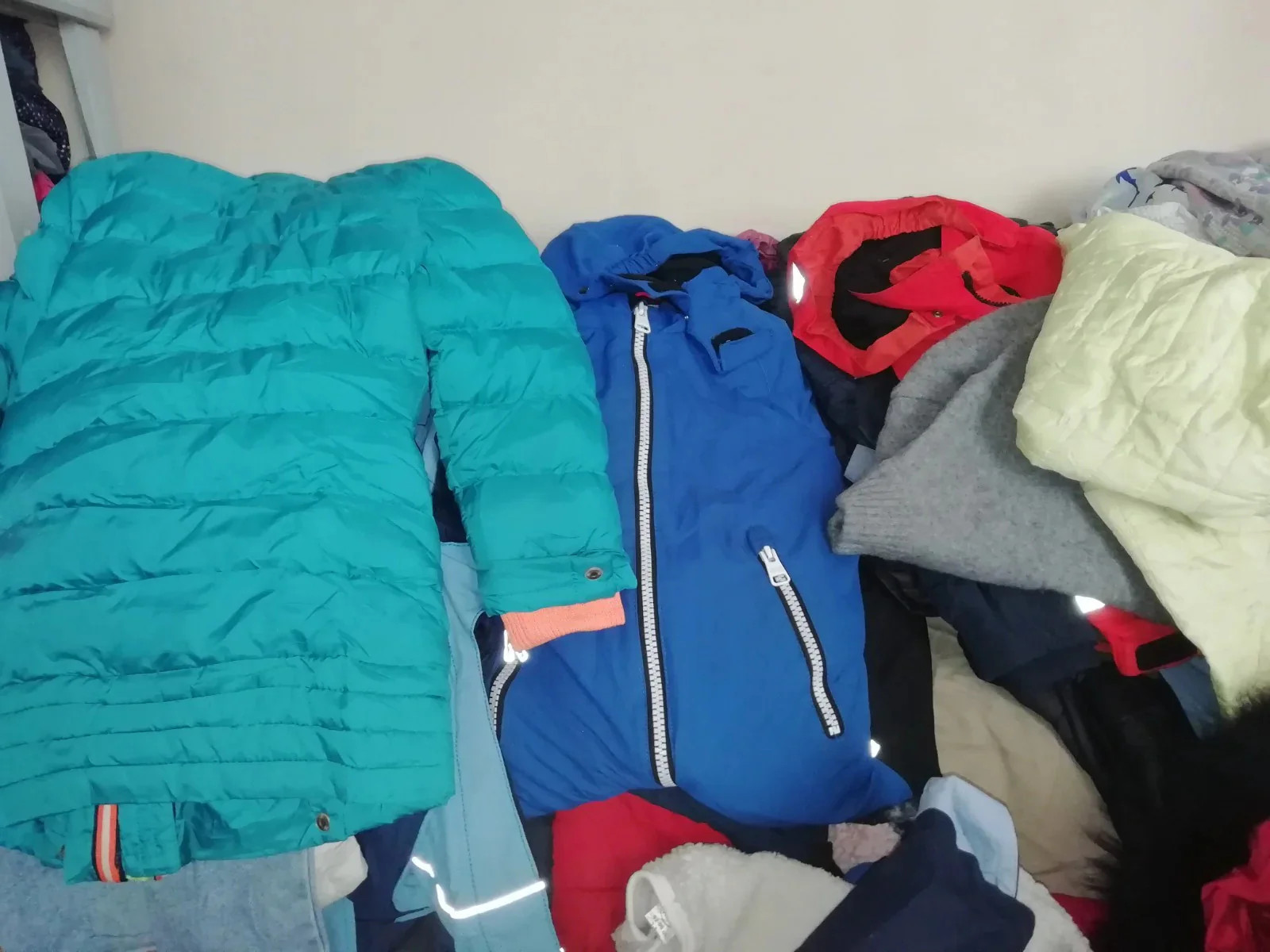 50 x Marken Kleidung Mädchen Jungen Kinder Paket Hosen Pullover Kleider Jacken