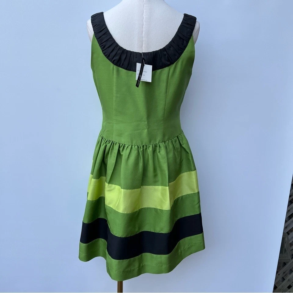 Vestido verde sin mangas acampanado y ajustado a rayas de seda Kensie talla M Foto 2 de 4