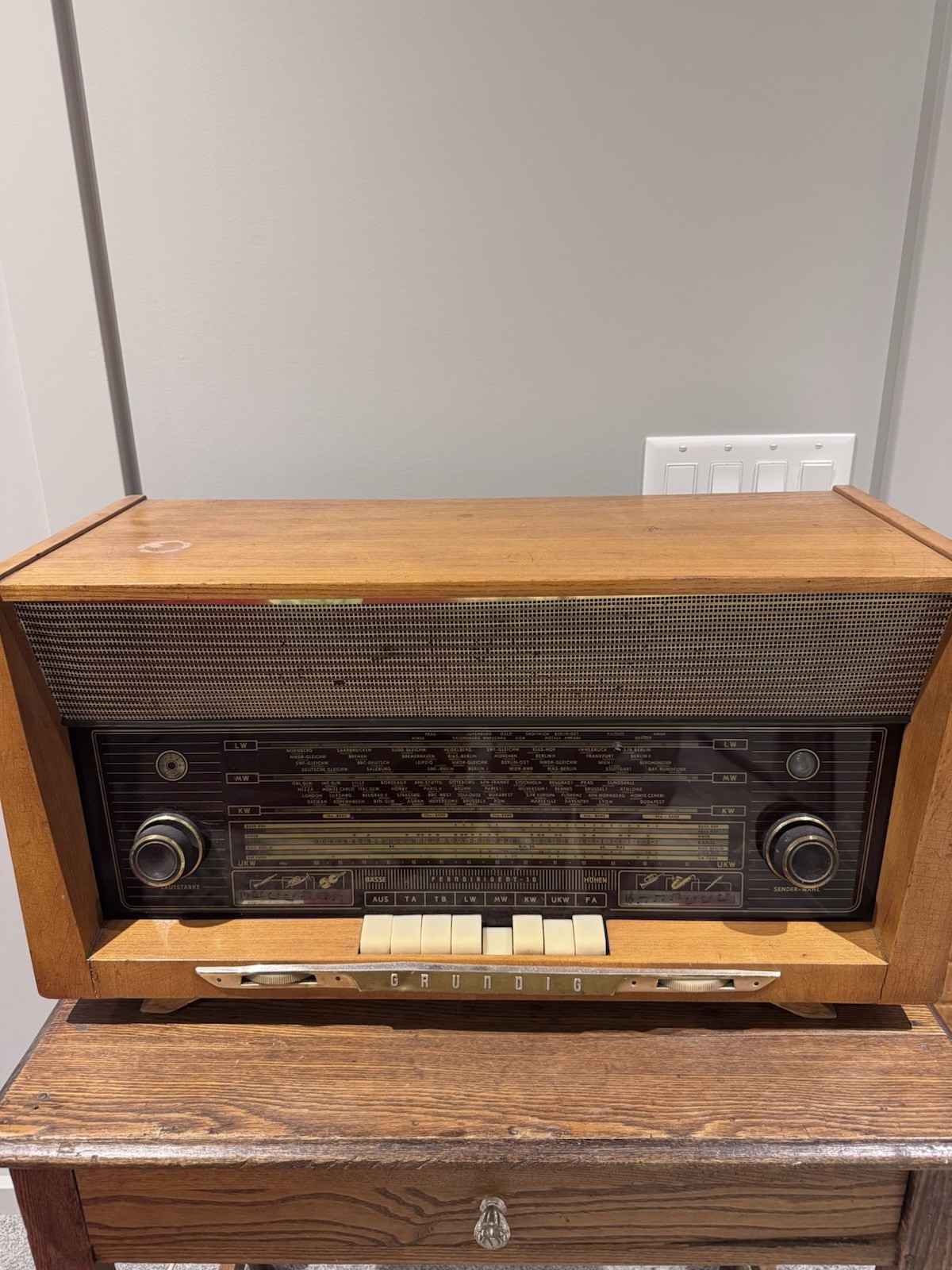 Vintage Grundig Typ 3095/56 Röhrenradio AM FM Kurzwelle deutsches Holzpult