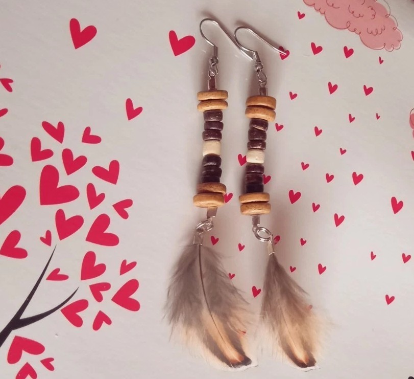PENDIENTES DE MADERA Y PLUMA NATURAL