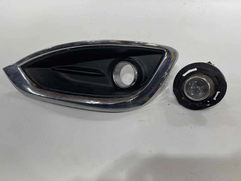 Luz antiniebla delantera izquierda para conductor Chrysler Pacifica 2017-2020 con bisel OEM Foto 2 de 4