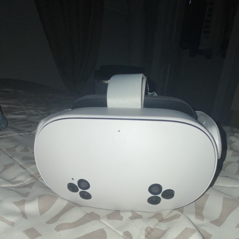 Meta Quest 3s VR Headset White with both Controllers (Meta Quest 3s)