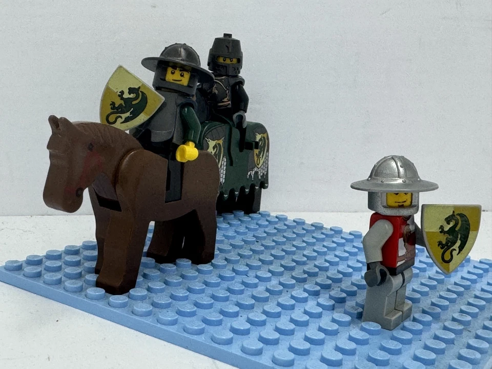 Lego Caballeros Minifiguras Y Caballo y Armadura Foto 2 de 4