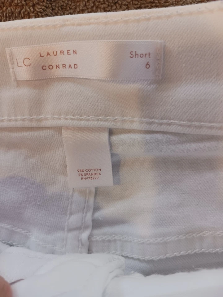 Pantalones cortos elásticos con puños de mezclilla blancos para mujer LC Lauren Conrad talla 6 Foto 3 de 4
