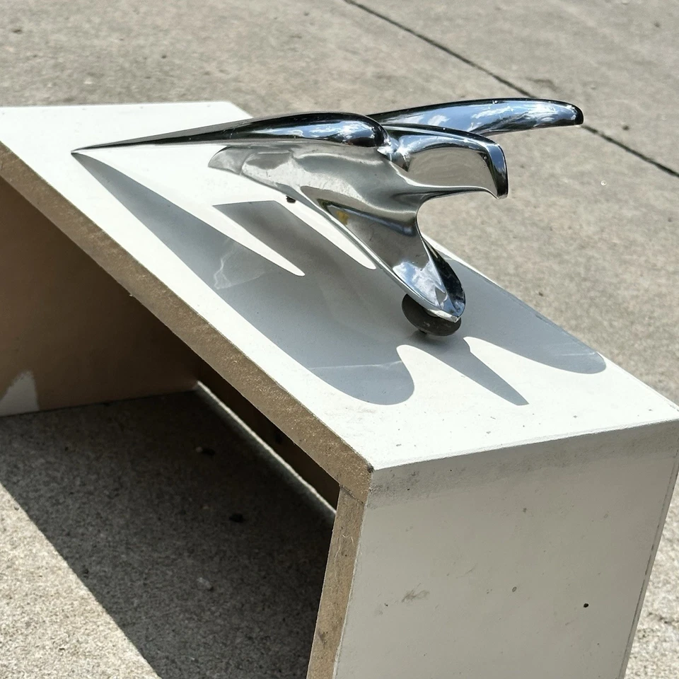 De colección Original GM Cromo 1954 Chrysler Flying Bird Capucha Ornamento #1456679 Foto 3 de 4