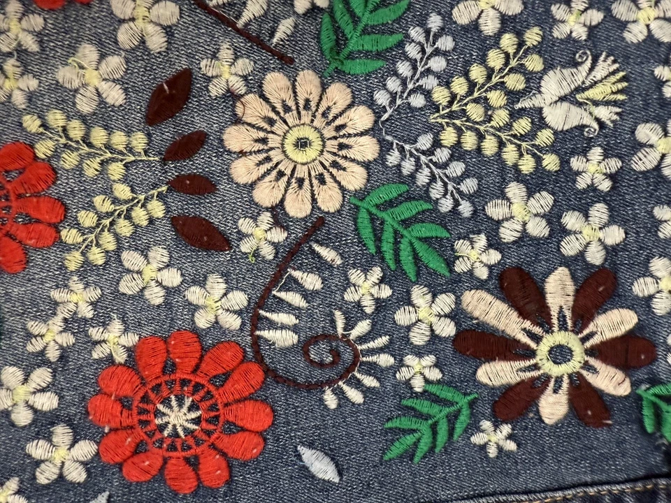 Code Bleu Shorts GRACIE MID RISE FLORAL  EMBROIDERED  Bermuda SHORTS 16 NWTS - Image 2 of 4