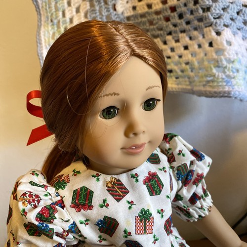 American Girl Jly 61 Puppe mit professionell gefertigtem Weihnachtskleid gebraucht, in einwandfreiem Zustand - Bild 2 von 12