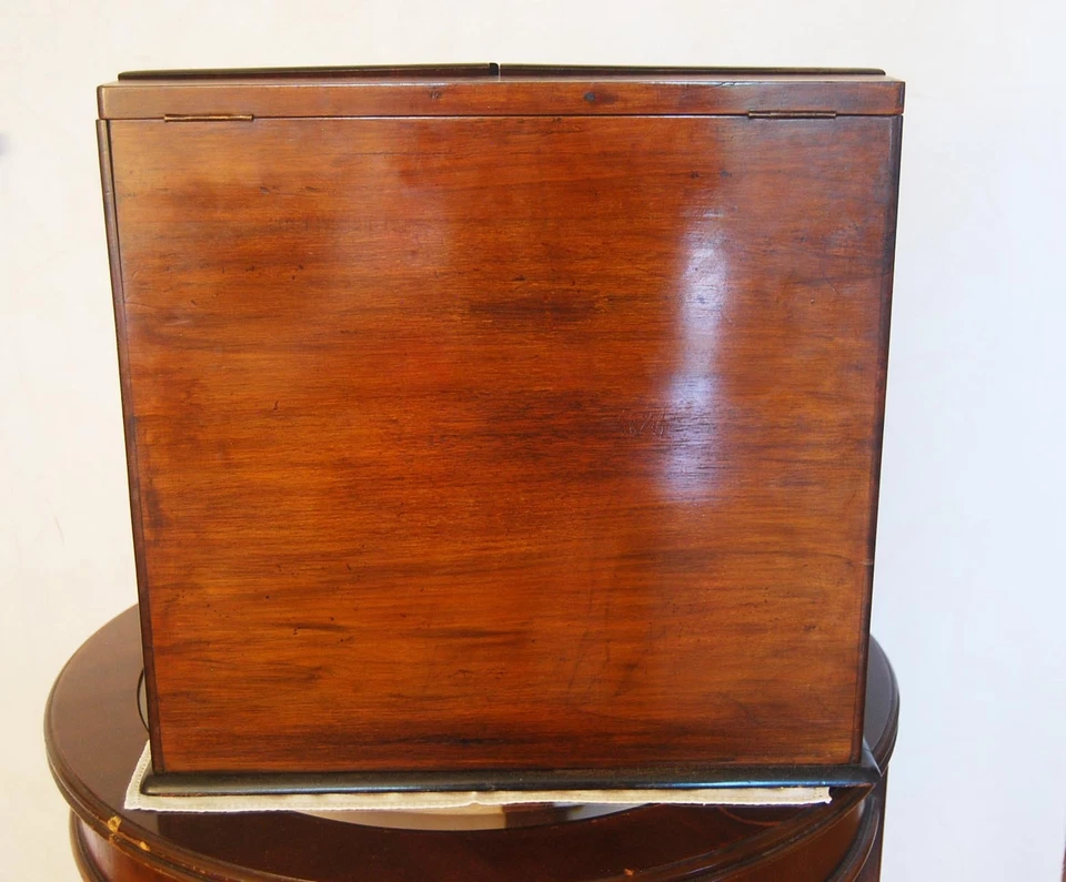 古董红王马霍加尼站柜带日历 — 第 4/4 张图片