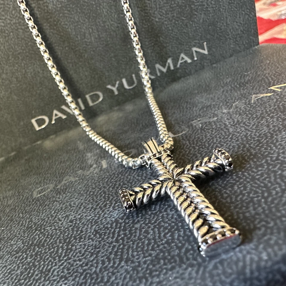 Colgante y cadena cruz Chevron de plata de ley David Yurman 60 cm Foto 2 de 4