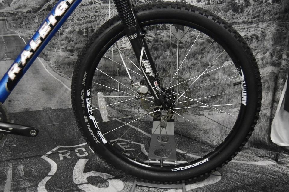 RALEIGH M600 MOUNTAIN BIKE MEDIUM SIZE, 16.5", 27 SPEED, ALUMINUM, deore group - Image 2 of 4