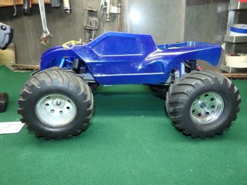 TRAXXAS Stampede 2WD RC Truck with remote. - Picture 4 of 21