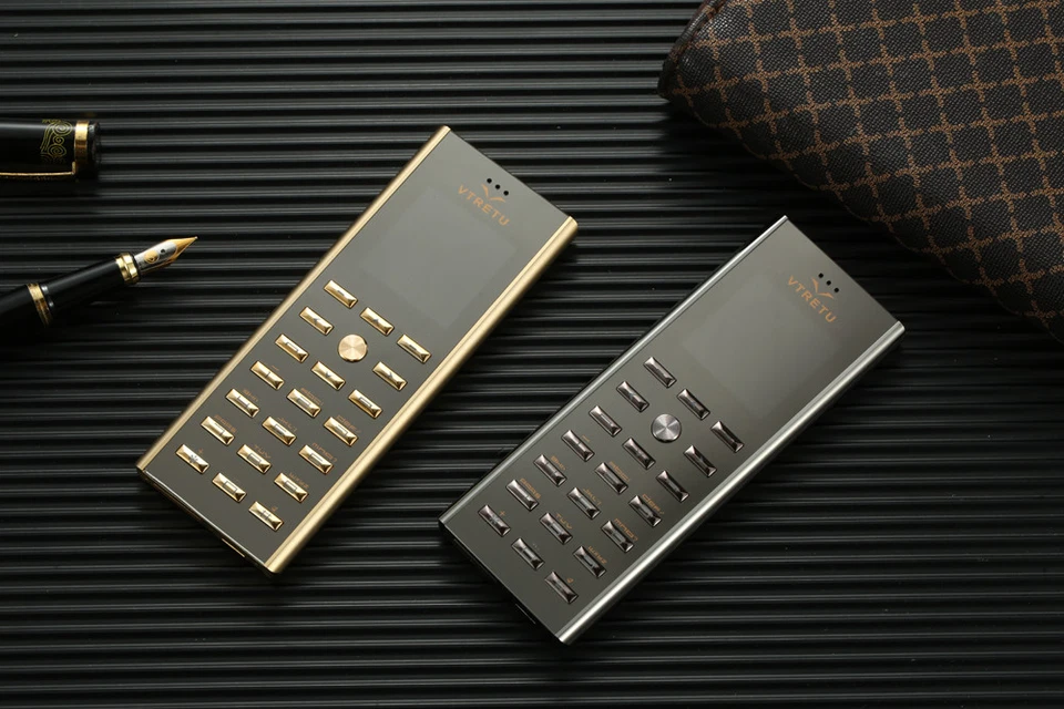 Slim Mini Credit Card Luxury Metal Dual SIM Telephone GSM Senior Mobile Phone - Image 3 of 4