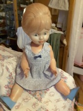 Poupee FEJ plastique creux