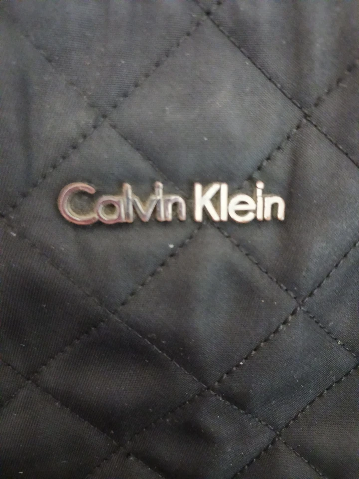 Bolsa tote de náilon acolchoada preta Calvin Klein alça dupla bolsa de ombro - Imagem 2 de 4