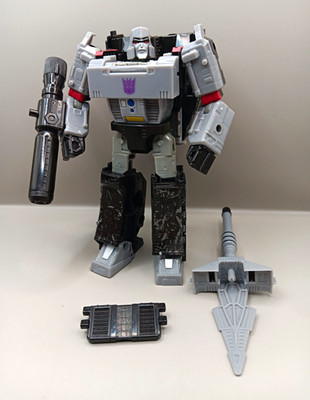 Transformers Earthrise Voyager Class Decepticon Megatron complete 