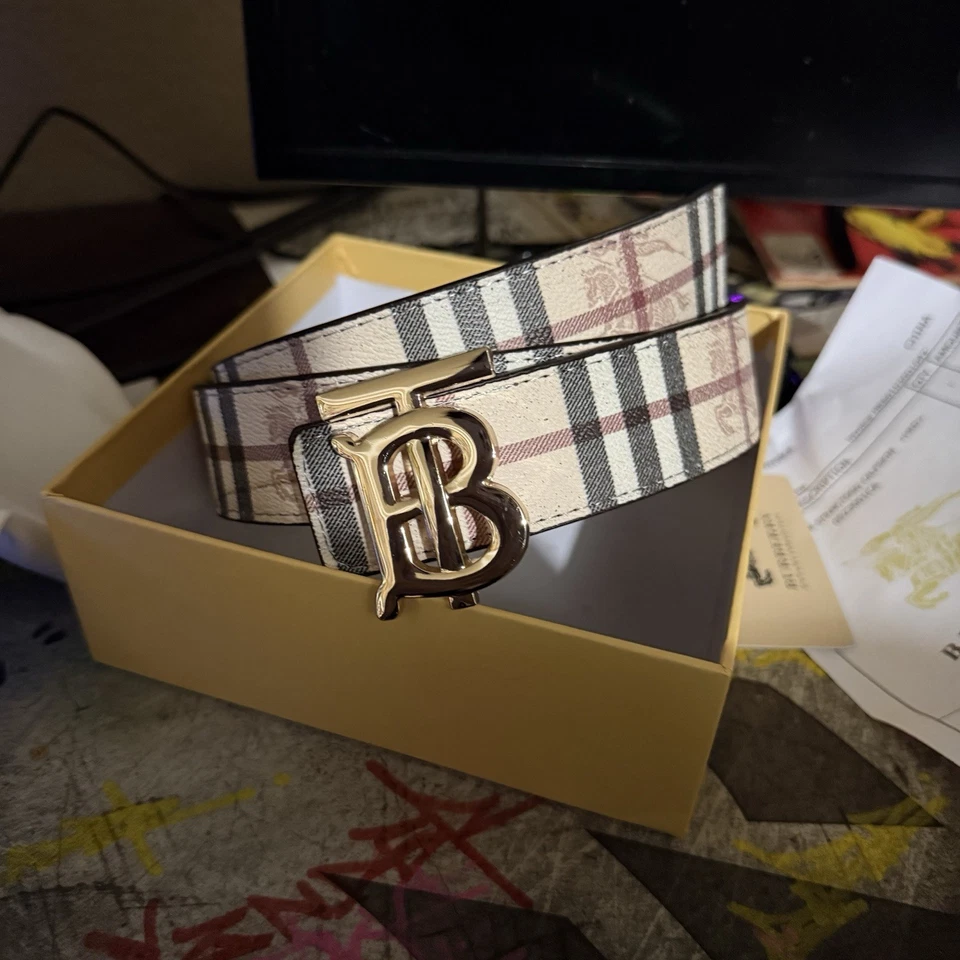 Cinto Burberry 2 lados em preto e dourado novo em folha #luxuryaccessories 42 polegadas - Imagem 2 de 4