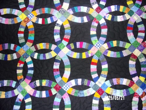 King size Balck & Multicolored Double Wedding ring quilt - measures 101 x101 inc - Picture 3 of 7