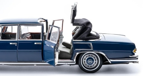 CMC 1/18 Mercedes-Benz 600 Pullman (W100) Landaulet with functional softt #M-205 - Picture 7 of 14