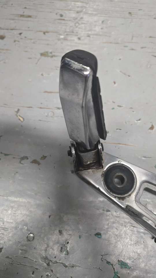 SOPORTE ESTRIBA DERECHA YAMAHA FJ1100 FJ1200 36Y-27443-00-00 Foto 4 de 4