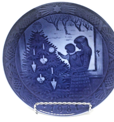 Royal Copenhagen Annual Christmas Plate - 1981 Admiring the Christmas Tree