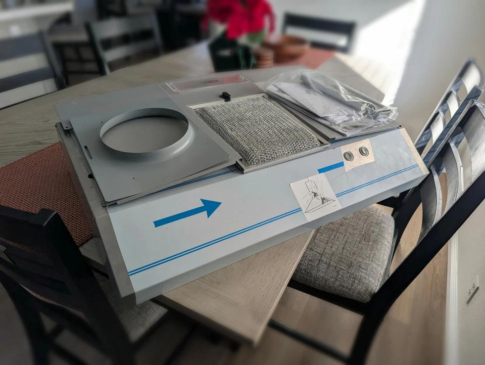 Campana extractora Whirlpool de 30 pulgadas recirculación debajo del gabinete, acero inoxidable Foto 2 de 4