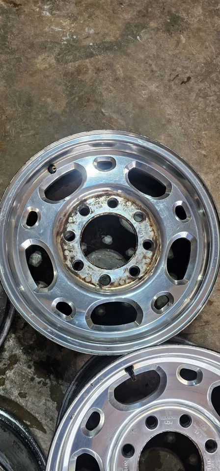 Llantas de aluminio OEM GM 16x6,5J 8 orejetas - PN 9594142 - Se adapta a Chevy/GMC 2500/3500 HD Foto 3 de 4