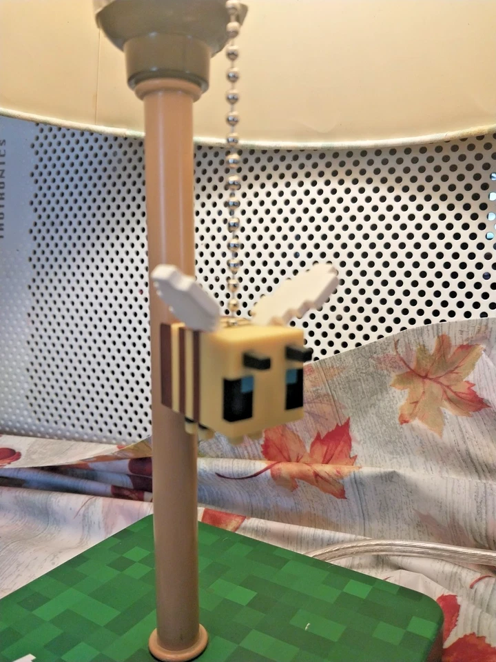 Lámpara de escritorio Ukonic Minecraft bloque nido de abeja amarilla con extractor de abejas 3D Foto 3 de 4