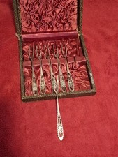 Lot de 6 fourchettes à dessert argentées métal, manche ajouré gravé, écrin