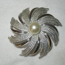 VTG SARAH COVENTRY SILVER TONE PINWHEEL WITH FAUX PEARL BROOCH - SIGNED