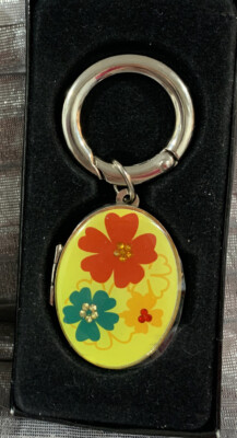 NORDSTROM BEAUTIFUL KEY CHAIN W 2 PICTURES FRAMES HOLDERS-Gift-Travel-Keepsake