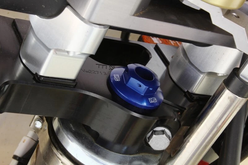 Tuerca de vástago de dirección de aluminio anodizado azul Works Connection 24-400 KTM Husqvarna Foto 2 de 2
