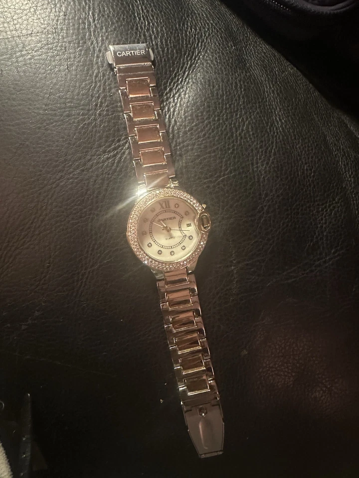 Reloj Cartier dos tonos. Bisel con joyas. La banda necesita reparación pero funciona perfectamente. Foto 3 de 4