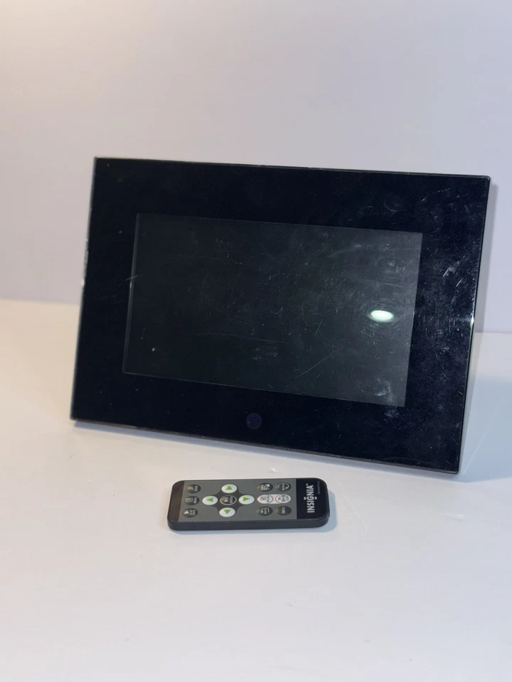 Insignia: 8 Inch Digital Photo Frame w Remote 128mb Memory - Image 4 of 4