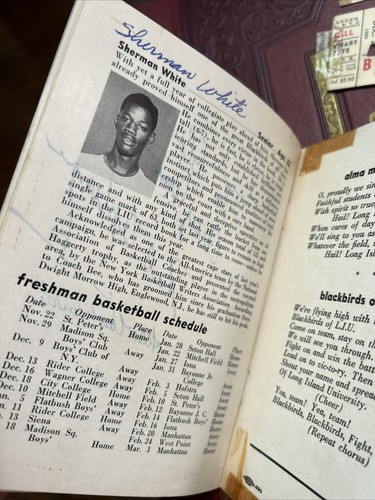 Libro de recortes de baloncesto LIU Brooklyn Blackbirds 1951 con escándalo de anuario autografiado - Imagen 21 de 22