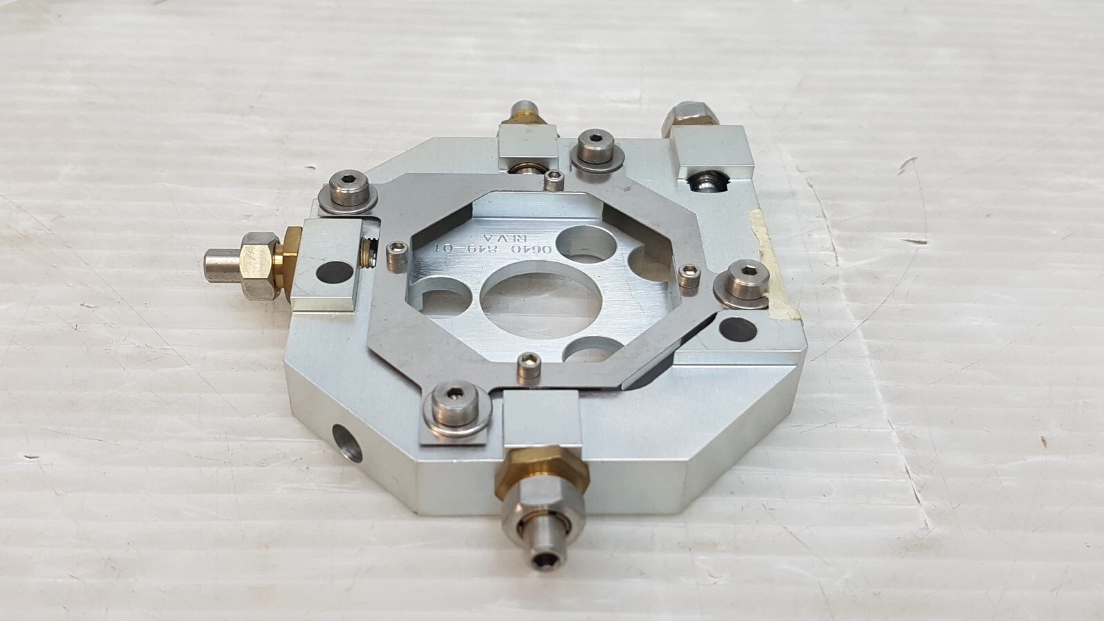 Angled view of the octagonal mount and inner plate 0640-849-01