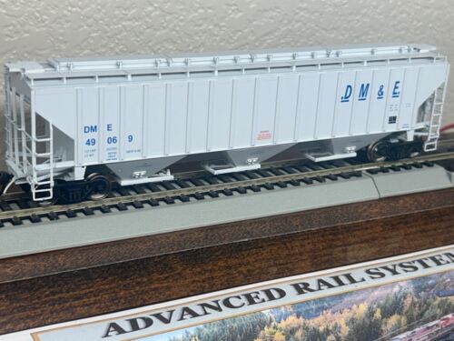 DAKOTA MINNESOTA & EASTERN - DM&E RIB SIDE 4750cu 3 BAY HOPPER CAR HO Scale NEW - Picture 3 of 11