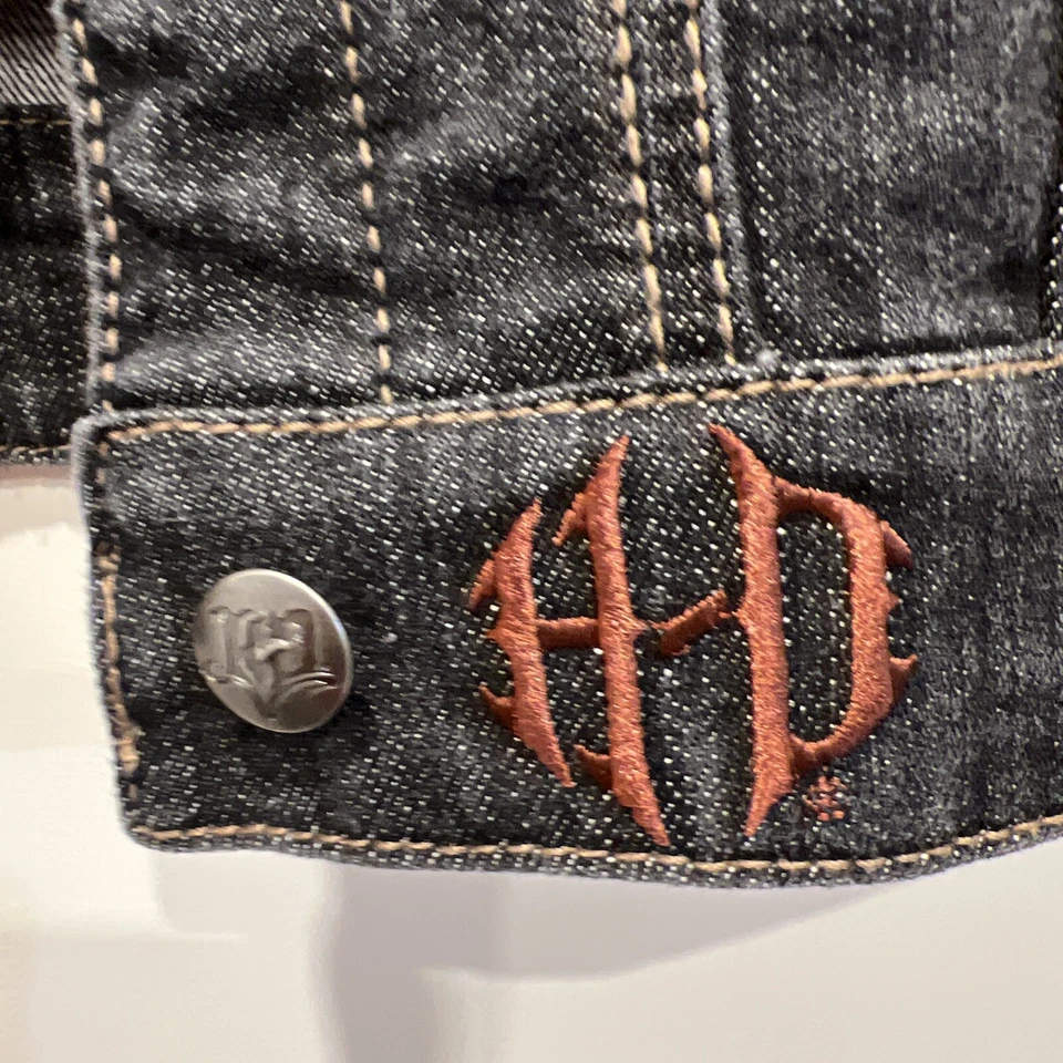 Chaqueta para mujer Harley Davidson gris de mezclilla talla XS pedrería y tachuelas en alas” Foto 3 de 4