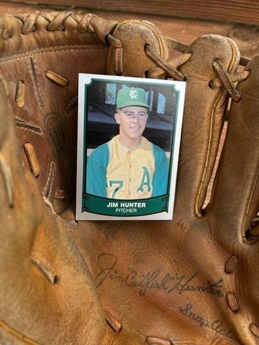 Vintage Wilson A2164 Jim Catfish Hunter baseball glove and baseball card