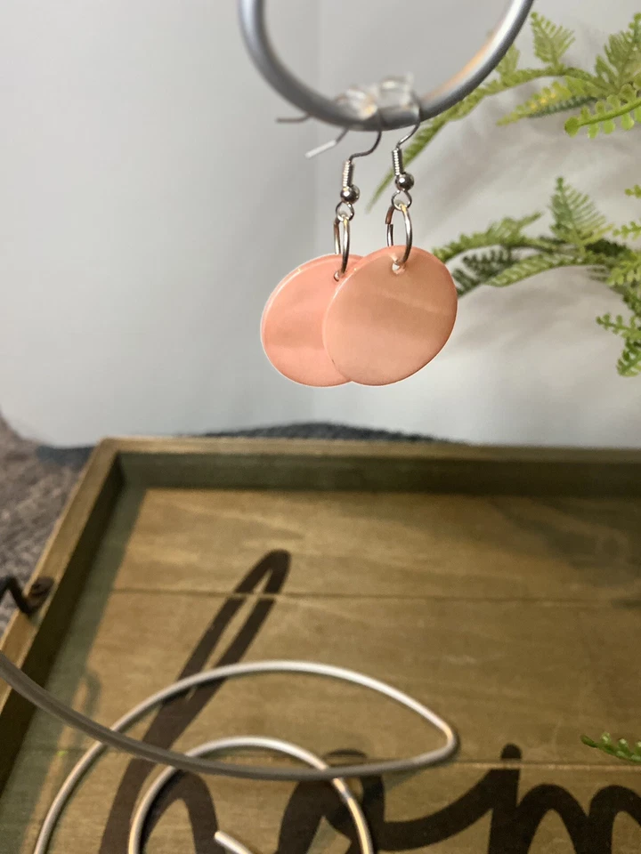 Pendientes colgantes naturales de madreperla teñidos de rosa claro hechos a mano Foto 2 de 4