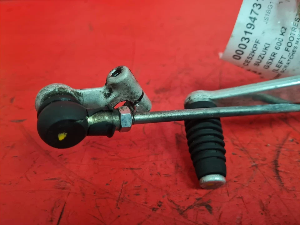 2002 SUZUKI GSXR 600 K2 LEFT FRONT FOOT REST - Imagem 3 de 4